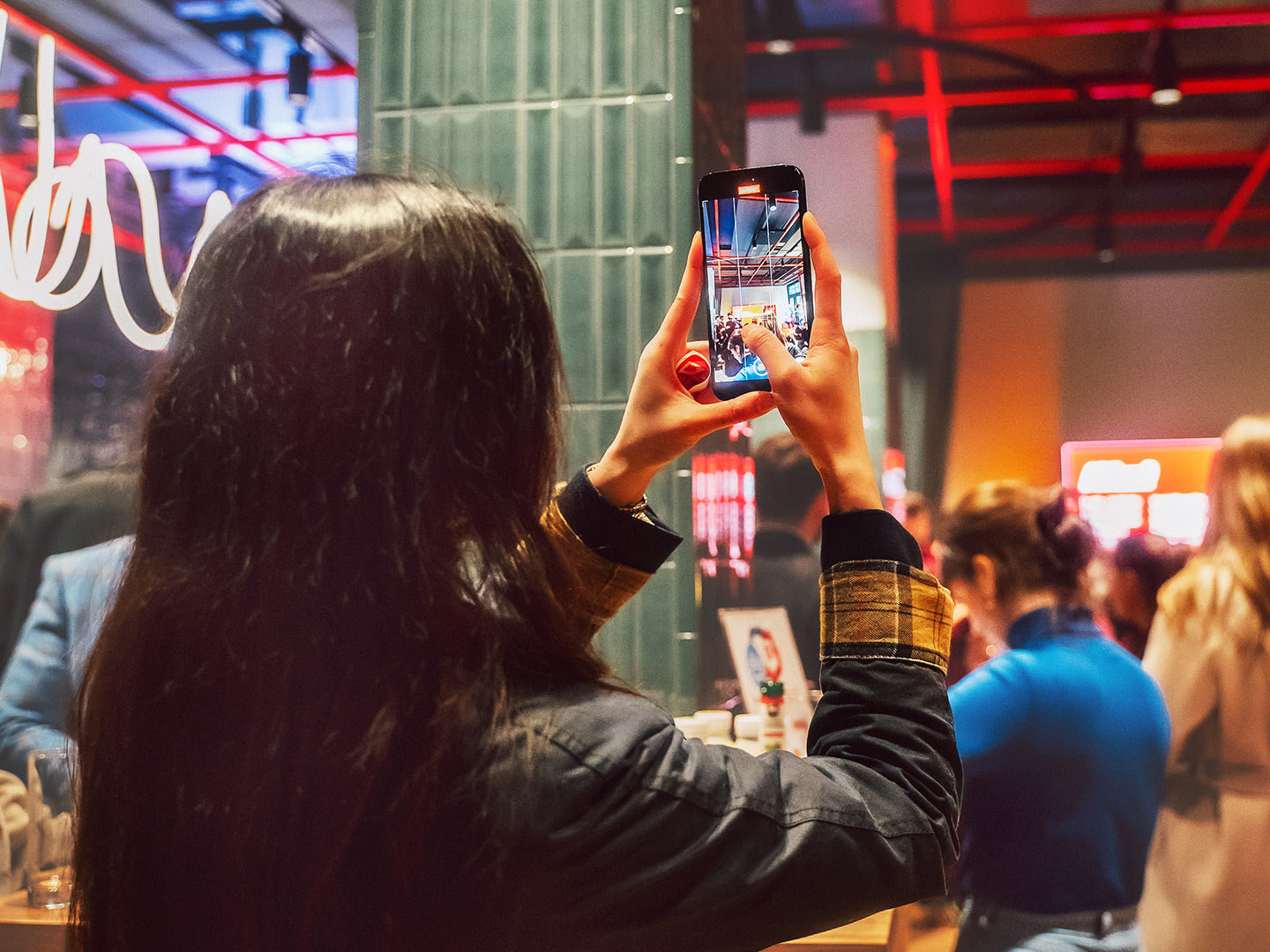 Junge Frau macht ein Handyfoto in der barer41