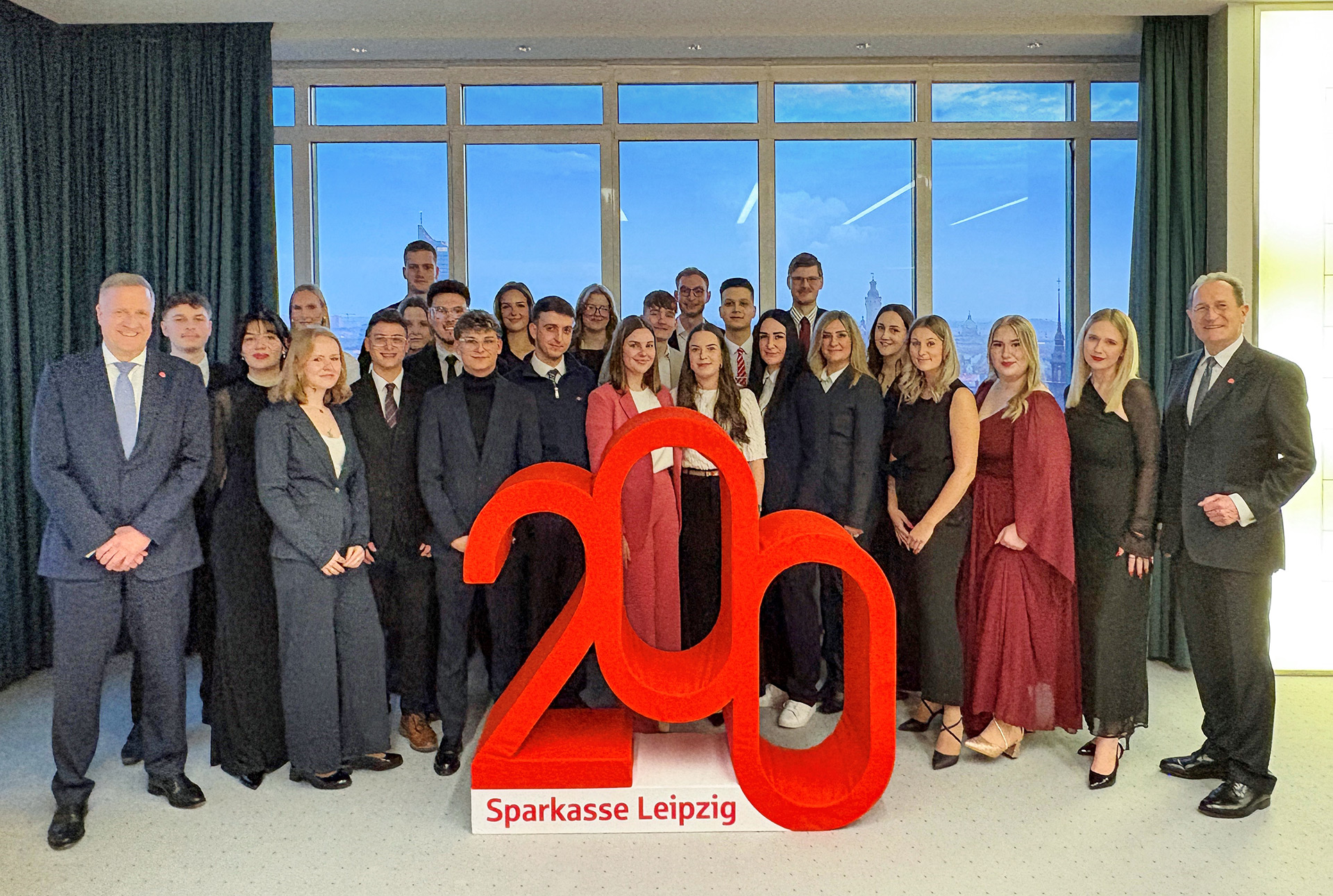 Azubis der Sparkasse Leipzig feiern ihren Ausbildungsabschluss am 200-Jahre-Jubiläumsschriftzug